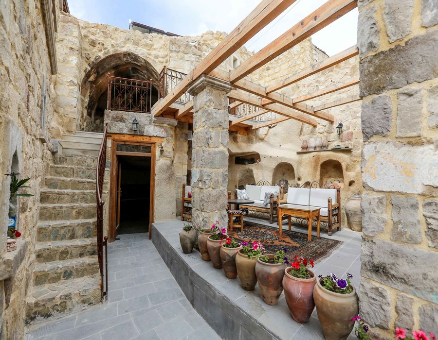 Abu Hayat Cave Suites