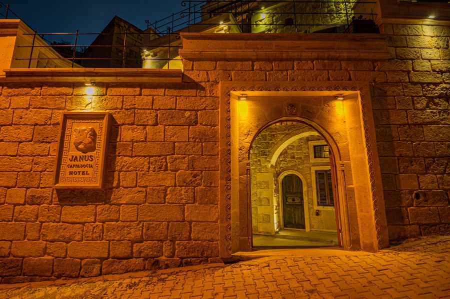 giris kapisi 900x599 14 7 25186